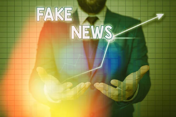 Signo de texto que muestra noticias falsas. Foto conceptual Dar información para mostrar que no es cierto por los medios de comunicación . — Foto de Stock