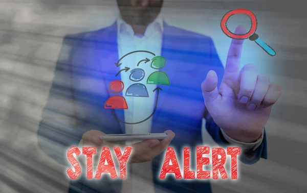 Signo de texto que muestra Stay Alert. Foto conceptual Prestando total atención a las cosas alrededor Rápido para ver o entender . — Foto de Stock