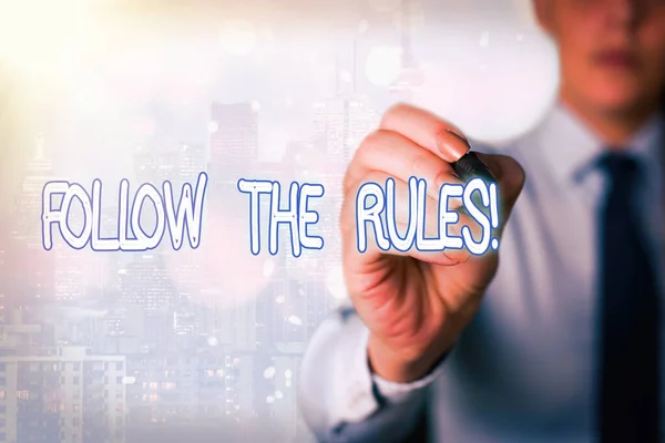 Texte d'écriture de mot Suivez les règles. Concept d'entreprise pour aller avec les règlements régissant la conduite ou la procédure . — Photo