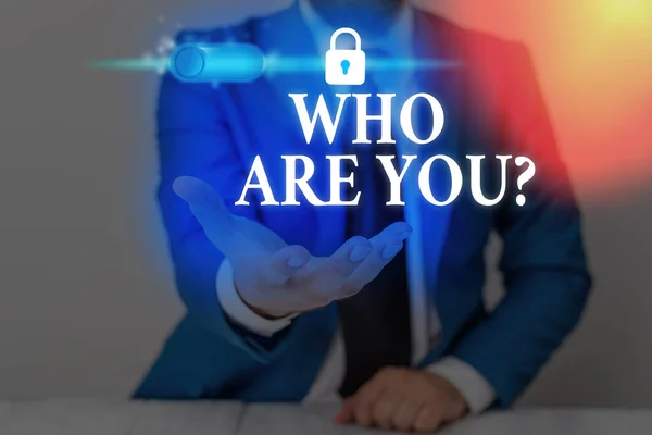 Textschild mit der Frage "Wer bist du?" Konzeptfoto, das eine nachweisbare Identität oder demonstrative Informationen verlangt. — Stockfoto