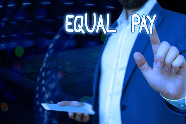 Escrita de mão conceitual mostrando Equal Pay. Foto de negócios mostrando Direitos que os indivíduos no mesmo local de trabalho recebem salário igual . — Fotografia de Stock