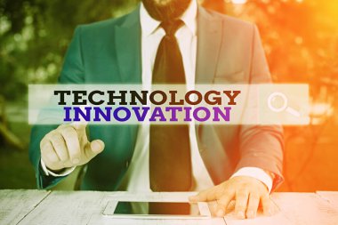 Teknoloji Yeniliği 'ni gösteren bir not yazıyorum. Ürünlerde önemli teknolojik değişiklikleri gösteren iş fotoğrafı.