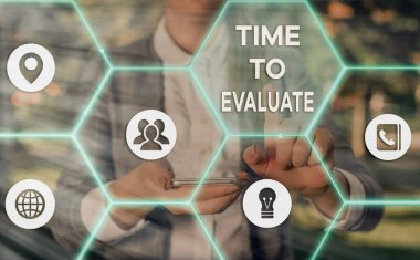 Kelime yazma metin Zaman Değerlendirmek için. Değeri veya önemi ile ilgili bir şey yargıç için İş kavramı.