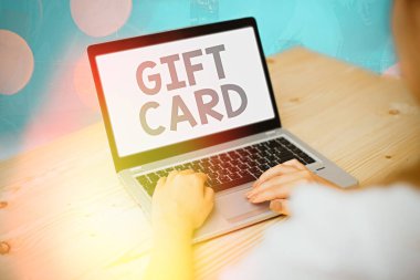 Hediye kartı gösteren kavramsal el yazısı. İş fotoğrafı metni. Genellikle mesajınızı içeren kağıttan yapılmış bir hediye..