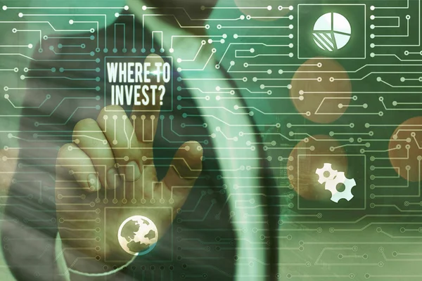 Sinal de texto mostrando onde investir pergunta. Foto conceitual perguntando sobre ações ou processo de ganhar mais dinheiro . — Fotografia de Stock