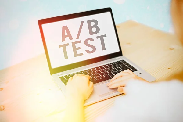 Píšu poznámku ukazující A nebo B test. Podnikové foto předváděcí test určit, spotřebitelé preferovat schopnost mezi produkty. — Stock fotografie