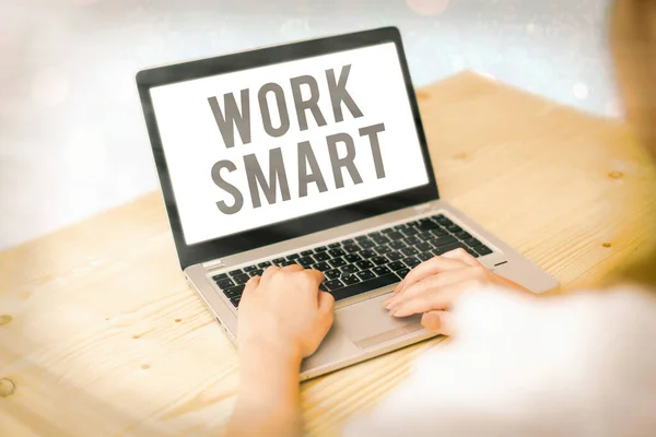 Escribiendo nota que muestra Work Smart. Exhibición de fotos de negocios descubriendo con el fin de alcanzar los objetivos de la manera más eficiente . — Foto de Stock