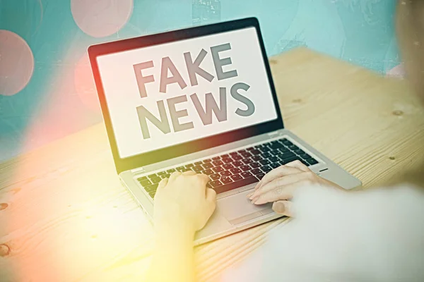 Konzeptionelle Handschrift, die Fake News zeigt. Business-Fototext, der Informationen gibt, die von den Medien nicht wahr sind. — Stockfoto