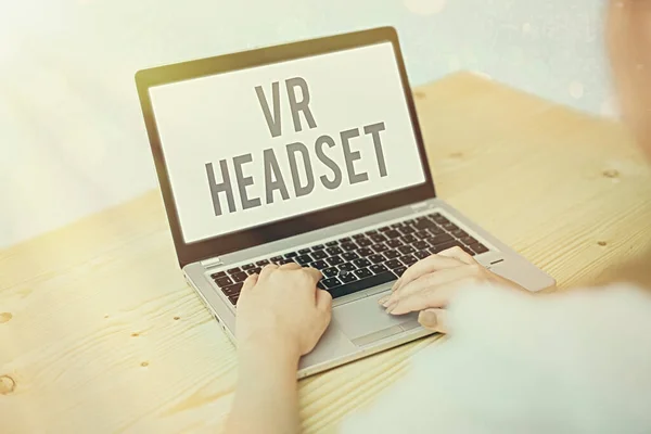 Escribiendo nota mostrando auriculares Vr. Foto de negocios mostrando dispositivo de cabeza que proporciona realidad virtual para el usuario . —  Fotos de Stock