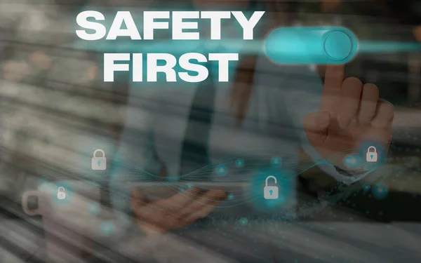 Conceptuele handschrift toont veiligheid eerst. Zakelijke foto tekst gebruikt om te zeggen dat het belangrijkste is om veilig te zijn. — Stockfoto