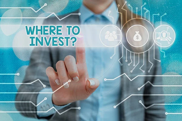 Kézírásos szöveg írása ha a Invest kérdés. Koncepció, amely azt kérdezi, hogy hol tesz pénzt pénzügyi rendszerekbe vagy részvényekbe. — Stock Fotó