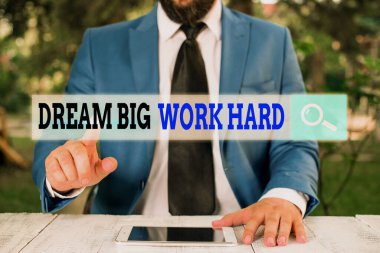 Dream Big Work Hard'ı gösteren bir not yazıyorum. Kendinize İnan ve hayalleri ve hedefleri takip İş fotoğraf vitrin.