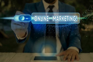 Çevrimiçi Pazarlama'yı gösteren metin işareti. Şirket markası hakkında yayılan web tabanlı kanallardan yararlanan kavramsal fotoğraf.