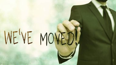 Taşıdığımız Kelime Yazma metni. Bir konuttan diğerine gitmek için iş konsepti.