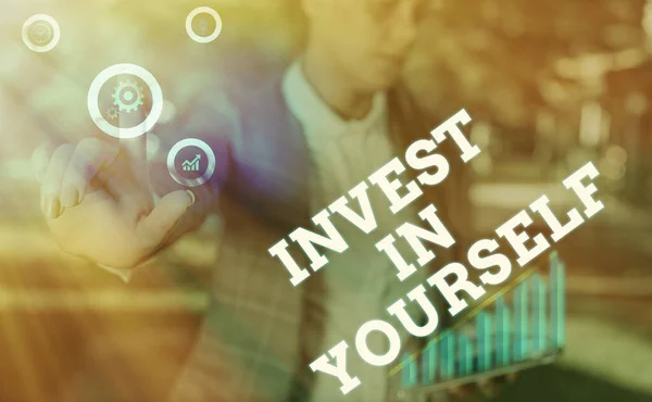 Textzeichen mit Invest In Yourself. Konzeptionelle Fototermine in einem Trainer oder eine Schulung, um neue Dinge zu lernen. — Stockfoto