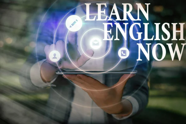 Texto de escritura Aprende inglés ahora. Concepto que significa ganar o adquirir conocimientos y habilidades del idioma inglés . —  Fotos de Stock
