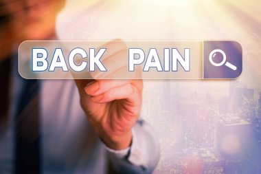 Kelime yazma metni Acı veriyor. Vücudun alt kısmında hissedilen kemiklerin ağrısıyla ilgili iş konsepti.