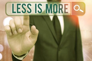 Daha azı daha fazladır yazan bir not. Minimalist bir yaklaşımı ifade etmek için kullanılan iş fotoğrafı sergisi daha etkilidir..