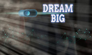 Dream Big 'i gösteren kavramsal el yazısı. Hayatınız için amaç arayan ve süreç içinde yerine getirilen iş fotoğrafları metni.