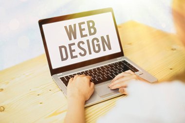 Web Tasarımı 'nı gösteren bir not yazıyorum. Web sitesi geliştirme tasarımı ve web siteleri oluşturma süreci.