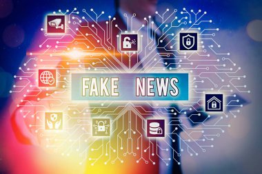 Sahte haberleri gösteren bir not yazıyorum. Bunun medya tarafından doğru olmadığını gösteren iş fotoğrafı gösterimi.