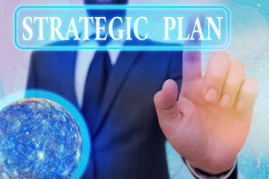 Stratejik Planı gösteren bir not yazıyorum. NASA tarafından desteklenen bu görüntünün istenen gelecek unsurlarının sistematik bir şekilde gösterildiği iş fotoğrafı.