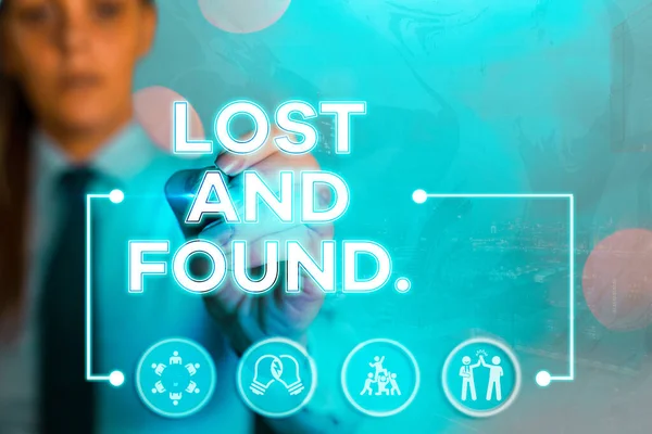 Note d'écriture montrant Lost And Found. Photo d'affaires montrant un endroit où les objets perdus sont stockés jusqu'à ce qu'ils soient récupérés . — Photo
