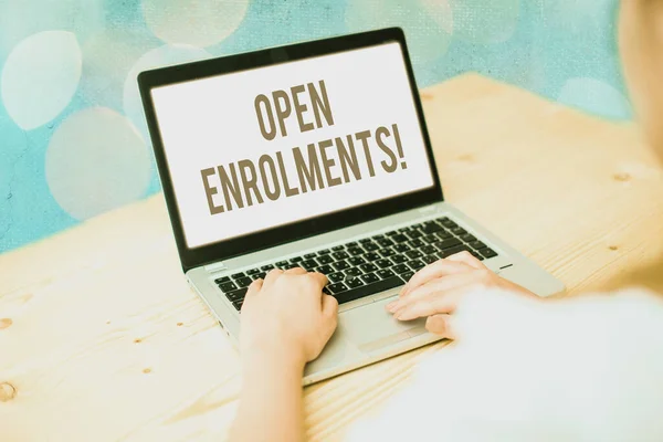 Text rukopisu otevřít Enrolments. Koncepce, která znamená, že zaměstnanci mohou provádět změny voleného zaměstnaneckých výhod. — Stock fotografie