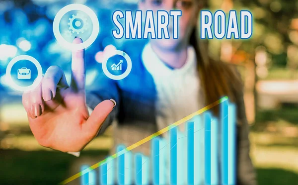 Manuscrito de texto escrevendo Smart Road. Conceito significado número de maneiras diferentes tecnologias são incorporadas em estradas . — Fotografia de Stock