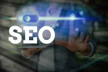 Seo 'yu gösteren kavramsal el yazısı. Yakın iş yerinizi internetten pazarlamak için inanılmaz etkili bir yöntem.