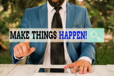 Make Things Happen'ı gösteren not yazma. Bunu başarmak için zor çabalar sarf etmek zorunda kalacaksınız İş fotoğraf vitrin.