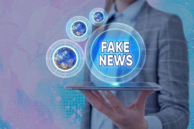 Sahte haberleri gösteren kavramsal el yazısı. NASA tarafından desteklenen bu görüntünün medya unsurları tarafından doğrulanmadığını gösteren iş fotoğrafı..