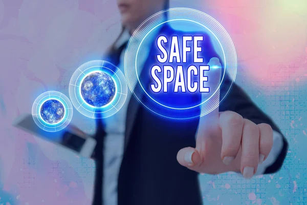 Schrijfbriefje met 'Safe Space'. Zakelijke foto presentatie van een plaats of kamer waarin u beschermd bent tegen schade of gevaar Elementen van dit beeld ingericht door NASA. — Stockfoto