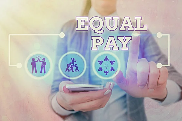 Escrevendo uma nota mostrando Equal Pay. Foto de negócios mostrando Direitos que os indivíduos no mesmo local de trabalho recebem salário igual . — Fotografia de Stock