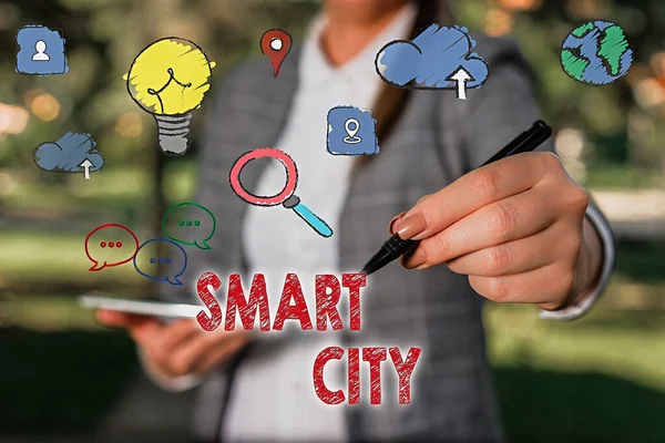 Psaný text Smart City. Obchodní koncept pro městské oblasti, která používá různé elektronické Internet věcí. — Stock fotografie