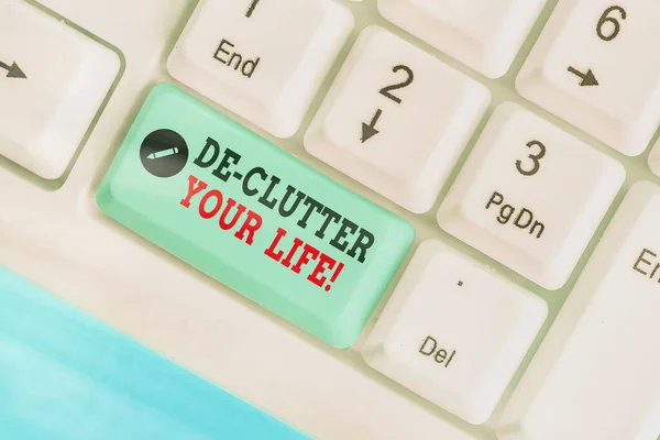 De Clutter Your Lifeを示すテキストサイン。コンセプト写真は雑然としない場所や混雑した場所から不要なアイテムを削除します. — ストック写真