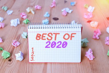 2020 'nin en iyi el yazısı metni. Kavram, 2020 'de harika ve muhteşem şeyler oldu. Renkli buruşuk kağıtlar boş, ahşap, sarmal, not defteri ofisi..