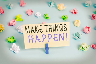 El yazısı yazarlığı bir şeyleri meydana getirir. Kavrama derken, bunu başarmak için çok çaba sarf etmeniz gerekecek. Renkli buruşuk kağıtlar, boş mavi zemin çamaşır mandalı..