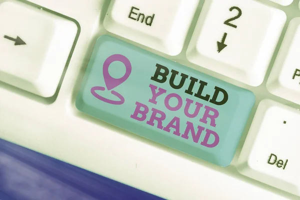 자신의 브랜드를 만드는 것을 보여 주는 손 글씨이다. 광고 캠페인을 사용하여 브랜드의 공정성을 향상시키는 비즈니스 사진. — 스톡 사진