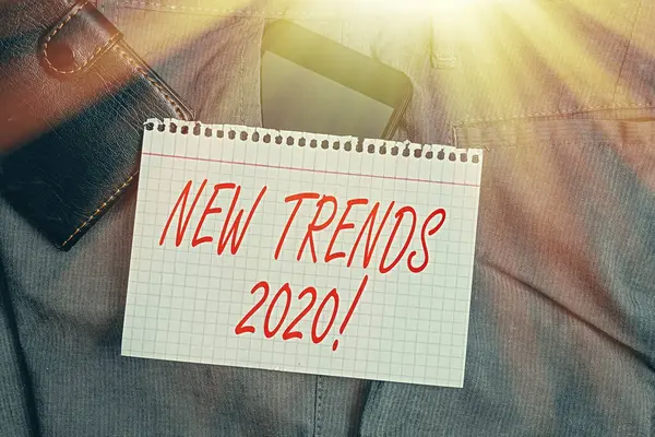 手書きテキスト｜New Trends 2020.概念とは、何かが開発している一般的な方向を意味します財布やメモ用紙とズボンのフロントポケット内のスマートフォンデバイス. — ストック写真