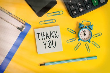 El yazısı. Teşekkür ederim. Bir hediyeyi veya servisi kabul ederken kullanılan kibar bir ifade anlamına gelen kavram Alarm panosu akıllı telefon işaretleyicisi hesap makinesi renk arkaplanını kırpar.