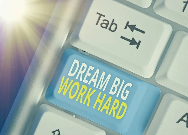 Woord tekst schrijven droom groot werk hard. Bedrijfsconcept om in jezelf te geloven en de dromen en doelen te volgen. — Stockfoto