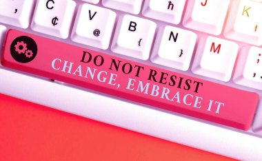 Kelime yazma metni Değişime Direnmeyin Embrace It. Değişime açık olmak için iş kavramı yeni şeyler deneyin Olumlu.