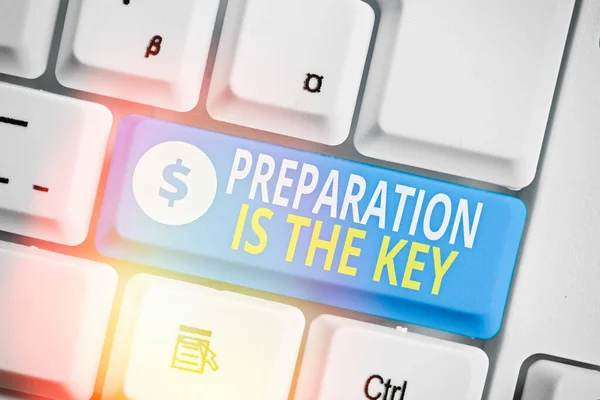 Sinal de texto mostrando Preparação é a chave. Foto conceitual reduz erros e encurta as atividades . — Fotografia de Stock