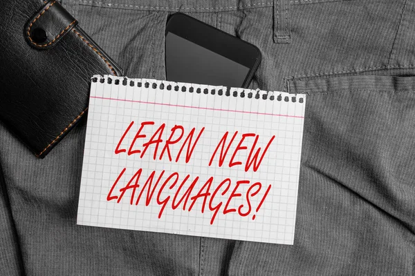 手写体学习新语言。概念的含义是发展外语智能电话装置在裤子前袋内带钱包和便笺的交流能力. — 图库照片
