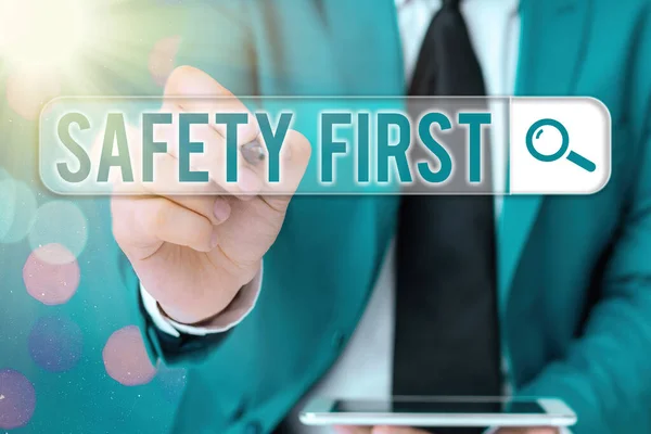 Texto escrito palavra Segurança Primeiro. Conceito de negócio para usado para dizer que a coisa mais importante é ser seguro . — Fotografia de Stock