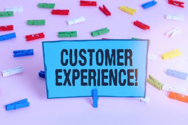 Müşteri Deneyimi 'ni gösteren bir mesaj. Organizasyon ve alıcı arasındaki etkileşimin kavramsal fotoğraf ürünü Renkli çamaşır iğnesi kağıtları boş hatırlatıcı pembe zemin ofis broşu.