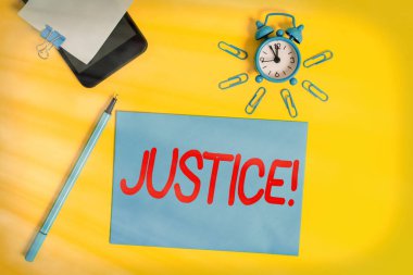 Adalet 'i gösteren bir mesaj. Çakışan iddiaların ya da atamaların kavramsal fotoğraf tarafsız ayarlanması. Akıllı telefon saati kağıt levha ataçları, tükenmez kalem rengi arka plan..