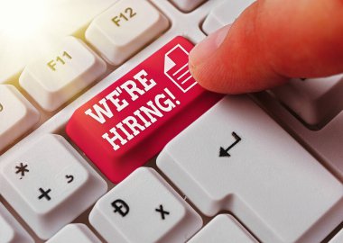 İşe Aldığımızı gösteren bir not yazıyorum. Başvuruları gözden geçirme ve adayları bulma sürecini gösteren iş fotoğrafı.