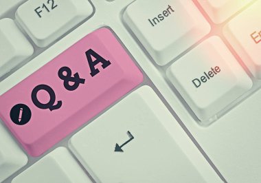 Soru-Cevap 'ı gösteren bir not yazıyorum. İş fotoğrafı gösterimi sorulan sorular ve cevaplar olarak tanımlanır.